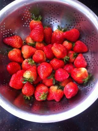 <a href=/shicai/guopin/CaoMei/index.html target=_blank><u>草莓</u></a>夹心<a href=/shicai/mimian/NaiYou/index.html target=_blank><u>奶油</u></a>蛋糕