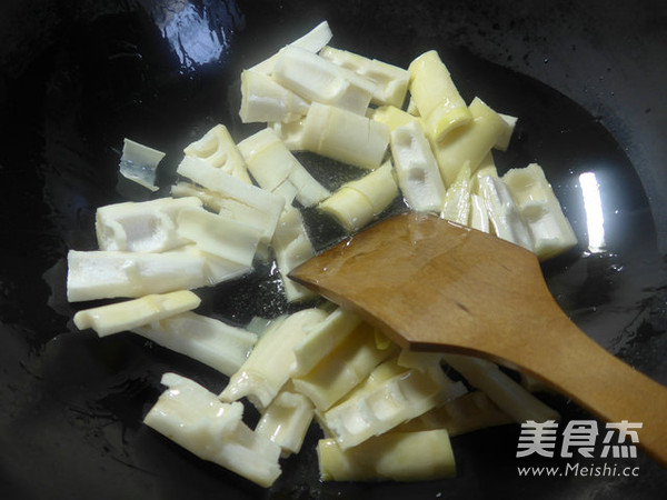 雷笋烧天菜芯的做法