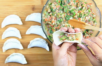 <a href=/shicai/rouqin/YangRou/index.html target=_blank><u>羊肉</u></a>煎饺步骤8