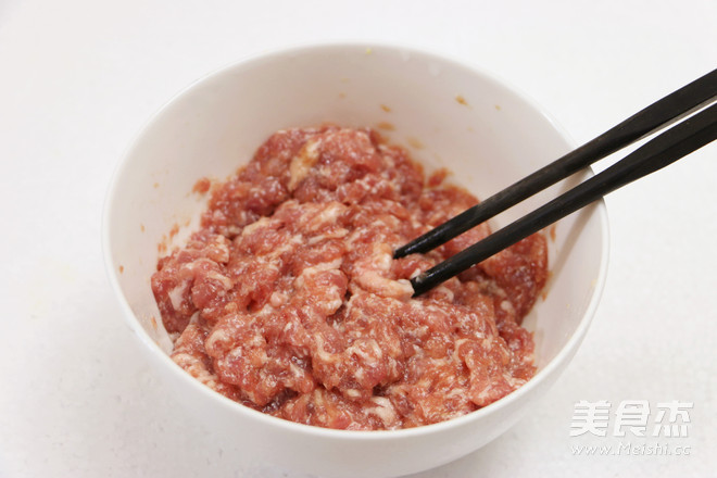 <a href=/shicai/rouqin/ZhuRou/index.html target=_blank><u>猪肉</u></a>汉堡的做法