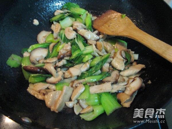 #感恩节#<a href=/shicai/rouqin/ZhengJi/index.html target=_blank><u>鸡肉</u></a><a href=/shicai/shucai/XiangGu/index.html target=_blank><u>香菇</u></a><a href=/shicai/shucai/YouCai/index.html target=_blank><u>油菜</u></a>的做法