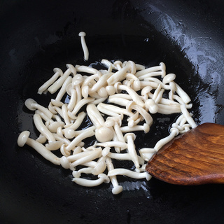 <a href=/shicai/shucai/BaiYuGu/index.html target=_blank><u>白玉菇</u></a>炒腊肠