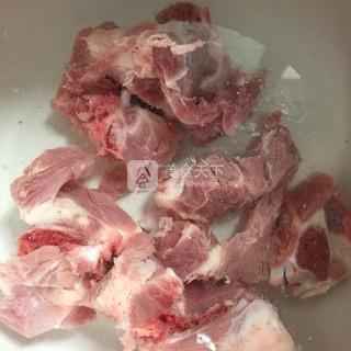 <a href=/shicai/shucai/LuoBo/index.html target=_blank><u>萝卜</u></a><a href=/shicai/rouqin/PaiGu/index.html target=_blank><u>排骨</u></a>汤