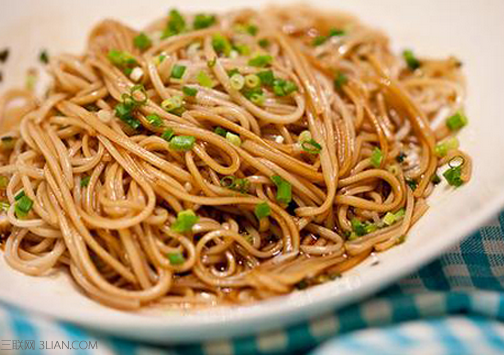 <a href=/shicai/diaoweipin/CongYou/index.html target=_blank><u>葱油</u></a>拌面的营养价值