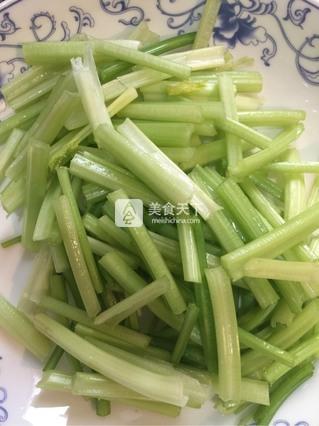 酸辣<a href=/shicai/shucai/QinCai/index.html target=_blank><u>芹菜</u></a><a href=/shicai/shucai/TuDou/index.html target=_blank><u>土豆</u></a>丝