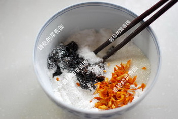 <a href=/shicai/guopin/ZhiMa/index.html target=_blank><u>芝麻</u></a>玫瑰饼步骤5