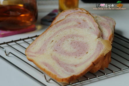 <a href=/shicai/shucai/ZiShu/index.html target=_blank><u>紫薯</u></a>双色辫子土司