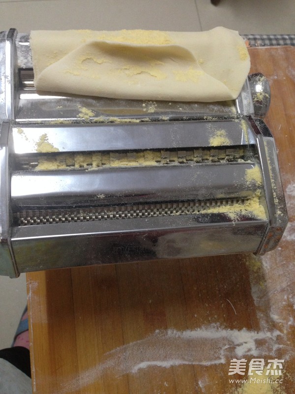 机压<a href=/shicai/mimian/MianTiao/index.html target=_blank><u>面条</u></a>的做法