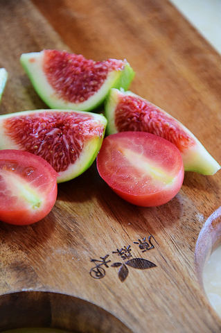 煎烤<a href=/shicai/rouqin/YangPai/index.html target=_blank><u>羊排</u></a>