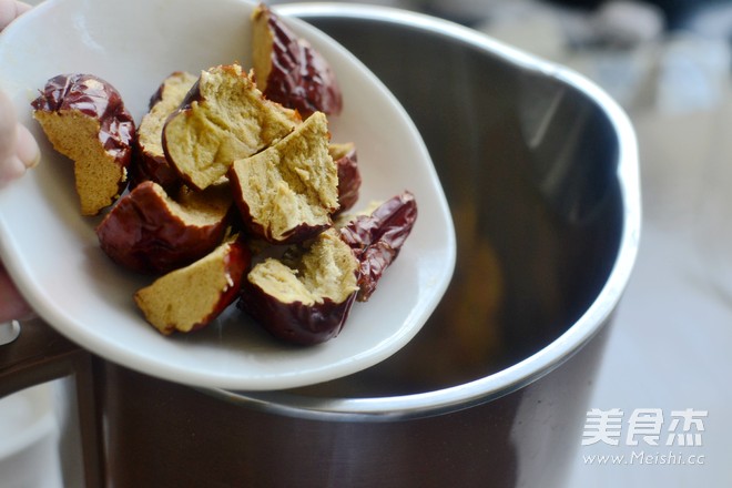 红<a href=/shicai/guopin/Zao/index.html target=_blank><u>枣</u></a><a href=/shicai/shucai/DiGua/index.html target=_blank><u>地瓜</u></a><a href=/shicai/mimian/GengMi/index.html target=_blank><u>粳米</u></a>粥的做法