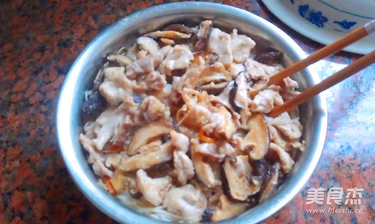 <a href=/shicai/shucai/XiangGu/index.html target=_blank><u>香菇</u></a>瘦肉蒸<a href=/shicai/mimian/MiFen/index.html target=_blank><u>米粉</u></a>的做法