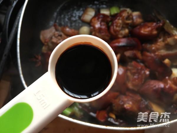 <a href=/shicai/mimian/YuMi/index.html target=_blank><u>玉米</u></a>焖猪手的做法