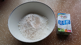 <a href=/shicai/mimian/NiuNai/index.html target=_blank><u>牛奶</u></a>刀切馒头