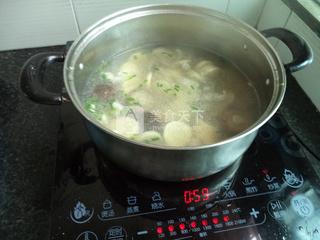 小肠蛋卷<a href=/shicai/shucai/XiangGu/index.html target=_blank><u>香菇</u></a>汤