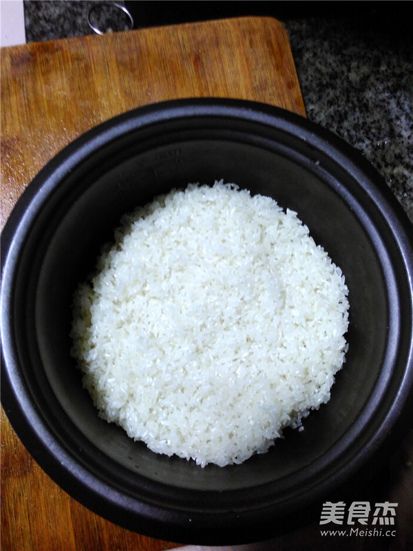 软糯鲜香白<a href=/shicai/mimian/MiFan/index.html target=_blank><u>米饭</u></a>的做法
