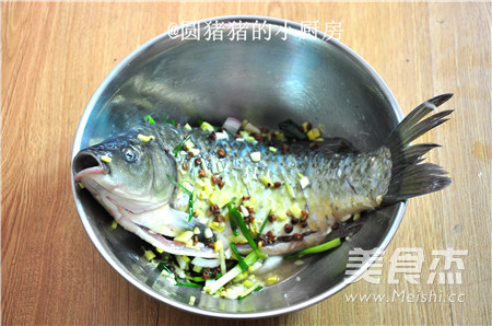 秘制香酥<a href=/shicai/shuichanpin/JiYu/index.html target=_blank><u>鲫鱼</u></a>的做法