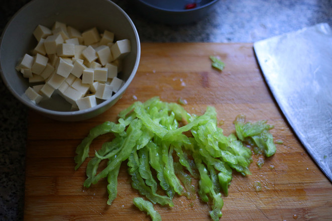 <a href=/shicai/shucai/KuGua/index.html target=_blank><u>苦瓜</u></a><a href=/shicai/shuichanpin/HuaGe/index.html target=_blank><u>花蛤</u></a>汤的做法