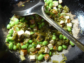 雪菜<a href=/shicai/mimian/XiangGan/index.html target=_blank><u>香干</u></a>炒<a href=/shicai/shucai/MaoDou/index.html target=_blank><u>毛豆</u></a>