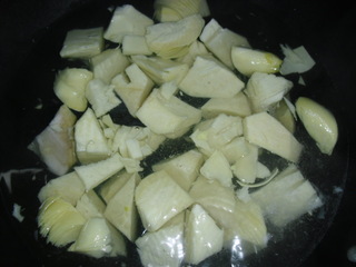 <a href=/shicai/rouqin/YaTui/index.html target=_blank><u>鸭腿</u></a>烧<a href=/shicai/shucai/ChunSun/index.html target=_blank><u>春笋</u></a>