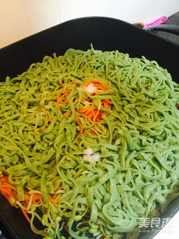 <a href=/shicai/shucai/HuLuoBo/index.html target=_blank><u>胡<a href=/shicai/shucai/LuoBo/index.html target=_blank><u>萝卜</u></a></u></a><a href=/shicai/shucai/YaCai/index.html target=_blank><u>芽菜</u></a>炒面的做法