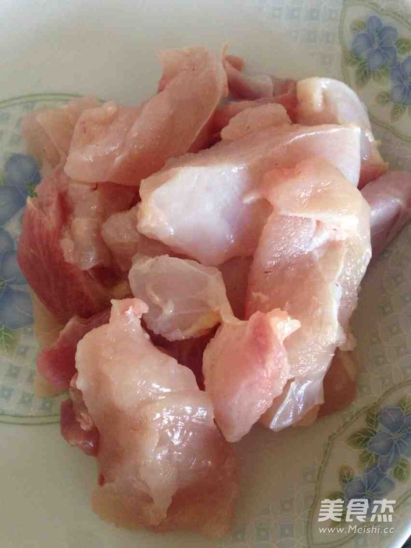 <a href=/shicai/rouqin/ZhengJi/index.html target=_blank><u>鸡肉</u></a><a href=/shicai/yaoshi/DangGui/index.html target=_blank><u>当归</u></a>酒的做法