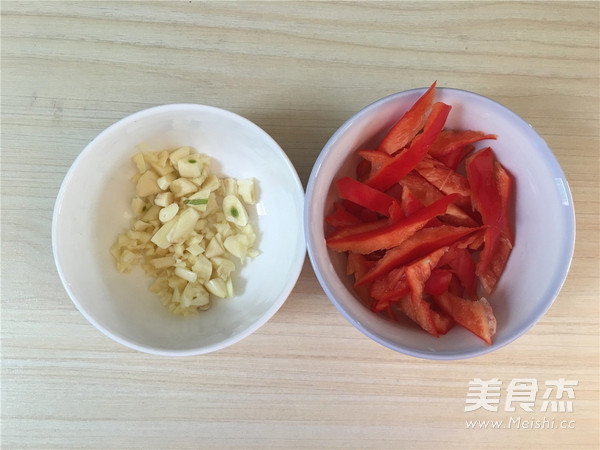 红椒炒<a href=/shicai/shucai/HuaCai/index.html target=_blank><u>花菜</u></a>的做法