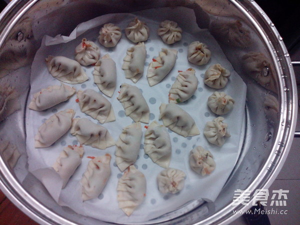 <a href=/shicai/shucai/XiangGu/index.html target=_blank><u>香菇</u></a><a href=/shicai/shucai/LuoBo/index.html target=_blank><u>萝卜</u></a>蒸饺的做法