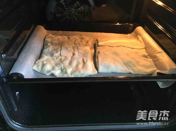 阿拉伯特色小吃 <a href=/shicai/shucai/JiuCai/index.html target=_blank><u>韭菜</u></a><a href=/shicai/rouqin/JiDan/index.html target=_blank><u>鸡蛋</u></a><a href=/shicai/rouqin/YangRou/index.html target=_blank><u>羊肉</u></a>宝的做法