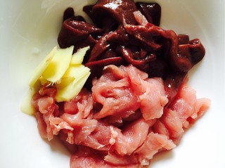 生滚<a href=/shicai/rouqin/ZhuGan/index.html target=_blank><u>猪肝</u></a>瘦肉<a href=/shicai/shucai/BoCai/index.html target=_blank><u>菠菜</u></a>根汤