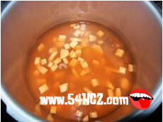 <a href=/shicai/shucai/HongShu/index.html target=_blank><u>红薯</u></a>粥的做法10