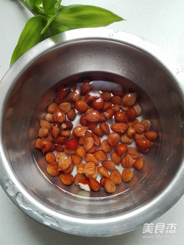 甜<a href=/shicai/guopin/XingRen/index.html target=_blank><u><a href=/shicai/guopin/Xing/index.html target=_blank><u>杏</u></a>仁</u></a>粥的做法