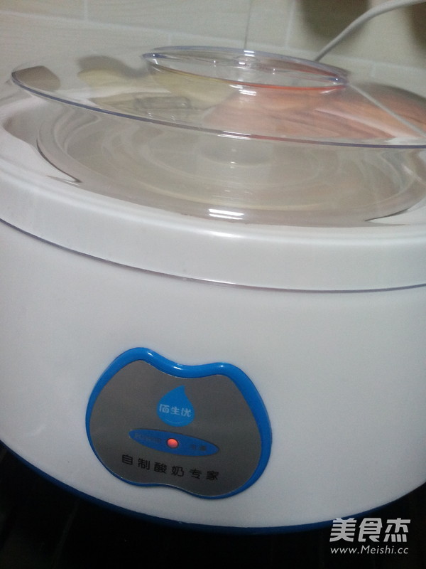 自制<a href=/shicai/mimian/SuanNai/index.html target=_blank><u>酸奶</u></a>的做法