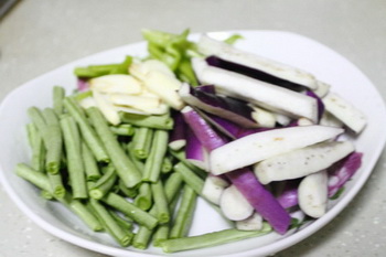 <a href=/shicai/shucai/QieZi/index.html target=_blank><u>茄子</u></a>炒<a href=/shicai/shucai/JiangDou/index.html target=_blank><u>豇豆</u></a>步骤1