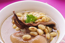 <a href=/shicai/mimian/HuangDou/index.html target=_blank><u>黄豆</u></a>炖<a href=/shicai/rouqin/ZhuTi/index.html target=_blank><u>猪蹄</u></a>汤的做法介绍