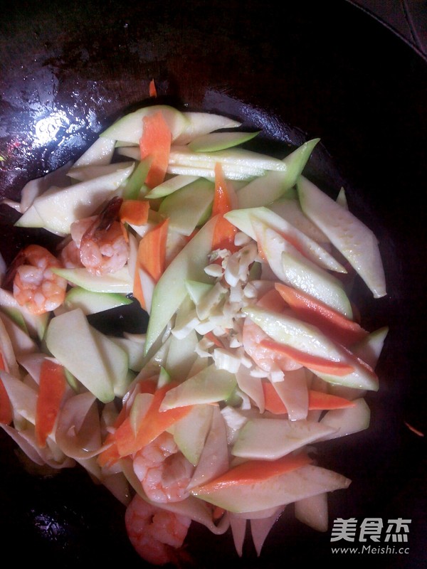 <a href=/shicai/shucai/XiHuLu/index.html target=_blank><u>西葫芦</u></a>炒虾仁的做法