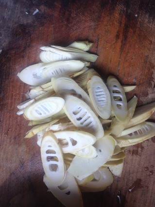 雷笋<a href=/shicai/shucai/XiangGu/index.html target=_blank><u>香菇</u></a>炖鸭