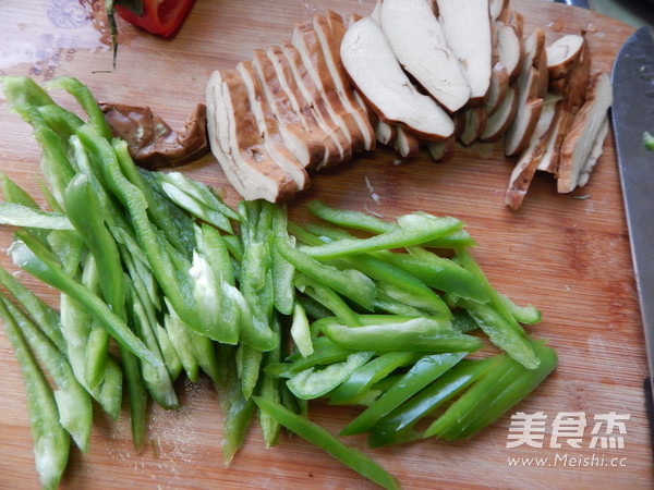 <a href=/shicai/shucai/QingJiao/index.html target=_blank><u>青椒</u></a>炒<a href=/shicai/mimian/XiangGan/index.html target=_blank><u>香干</u></a>的做法