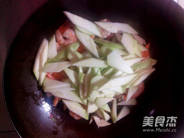 <a href=/shicai/shucai/XiHuLu/index.html target=_blank><u>西葫芦</u></a>炒虾仁的做法