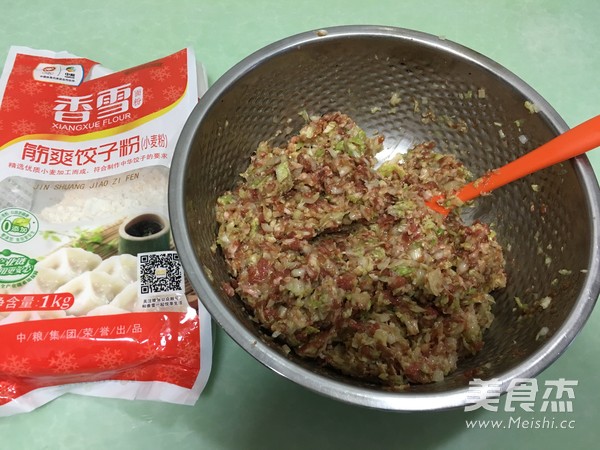 香雪面粉蒸烫面<a href=/shicai/rouqin/ZhuRou/index.html target=_blank><u>猪肉</u></a><a href=/shicai/shucai/BaiCai/index.html target=_blank><u>白菜</u></a>大饺子的做法