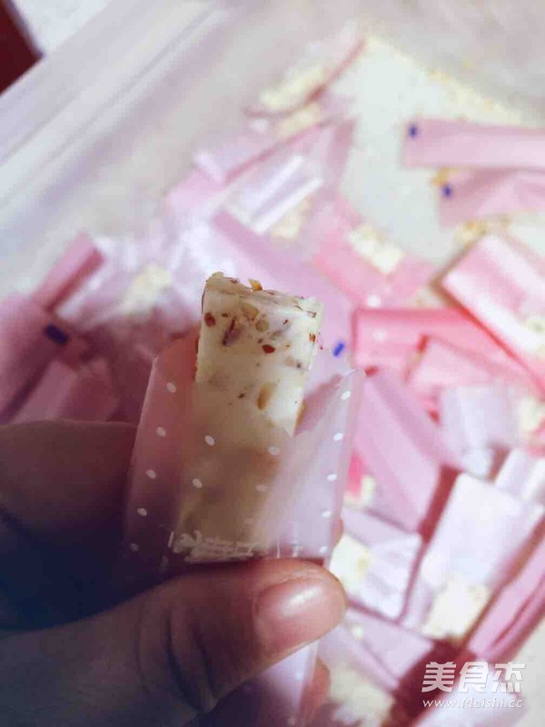 <a href=/shicai/guopin/HuaSheng/index.html target=_blank><u>花生</u></a>牛轧糖的做法