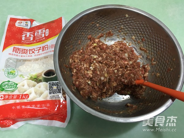 香雪面粉蒸烫面<a href=/shicai/rouqin/ZhuRou/index.html target=_blank><u>猪肉</u></a><a href=/shicai/shucai/BaiCai/index.html target=_blank><u>白菜</u></a>大饺子的做法