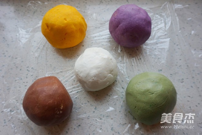 团团圆圆~五彩<a href=/shicai/guopin/HeiZhiMa/index.html target=_blank><u>黑<a href=/shicai/guopin/ZhiMa/index.html target=_blank><u>芝麻</u></a></u></a>汤圆的做法