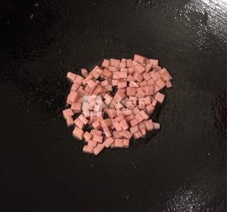 <a href=/shicai/rouqin/WuCanRou/index.html target=_blank><u>午餐肉</u></a>炒蛋