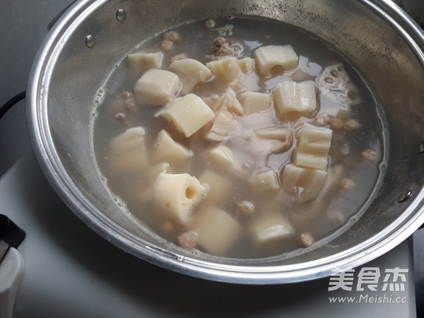 莲<a href=/shicai/shucai/Ou/index.html target=_blank><u>藕</u></a><a href=/shicai/guopin/HuaSheng/index.html target=_blank><u>花生</u></a><a href=/shicai/rouqin/JiGu/index.html target=_blank><u>脊骨</u></a>汤的做法