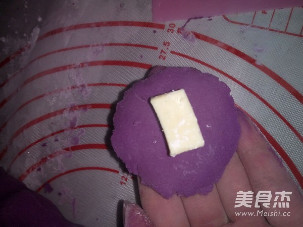 <a href=/shicai/shucai/ZiShu/index.html target=_blank><u>紫薯</u></a><a href=/shicai/mimian/ZhiShi/index.html target=_blank><u>芝士</u></a>球(两吃)的做法