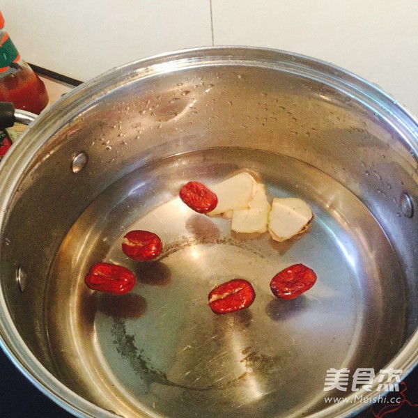 <a href=/shicai/shucai/XiLanHua/index.html target=_blank><u>西兰花</u></a><a href=/shicai/rouqin/PaiGu/index.html target=_blank><u>排骨</u></a>汤的做法