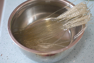 [清炖<a href=/shicai/rouqin/NiuRou/index.html target=_blank><u>牛肉</u></a><a href=/shicai/mimian/FenSi/index.html target=_blank><u>粉丝</u></a>汤]