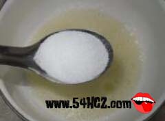 <a href=/shicai/mimian/XianNaiYou/index.html target=_blank><u>鲜<a href=/shicai/mimian/NaiYou/index.html target=_blank><u>奶油</u></a></u></a>的做法2