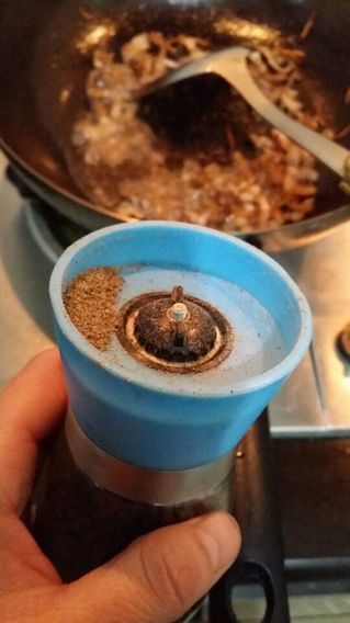 肉丝<a href=/shicai/shucai/QinCai/index.html target=_blank><u>芹菜</u></a>拌<a href=/shicai/mimian/FenSi/index.html target=_blank><u>粉丝</u></a>