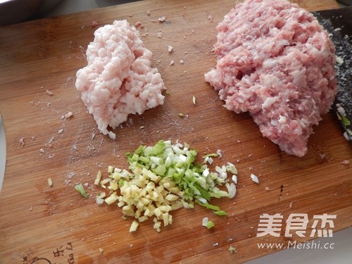 <a href=zt/hsszt target=_blank><u>红烧狮子头</u></a>的做法